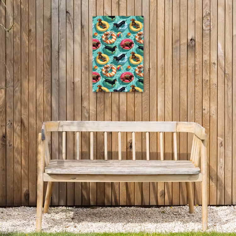 Teckels - Zwembad - Kleurrijk Tuinposter op houten frame 2 cm dik klein 841 -sfeer4