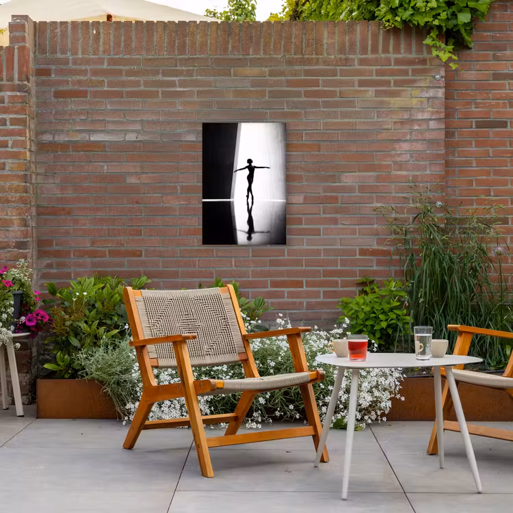 Danser - Silhouette - Kunst - Modern - Zwart-wit Tuinposter op houten frame 2 cm dik klein -sfeer3