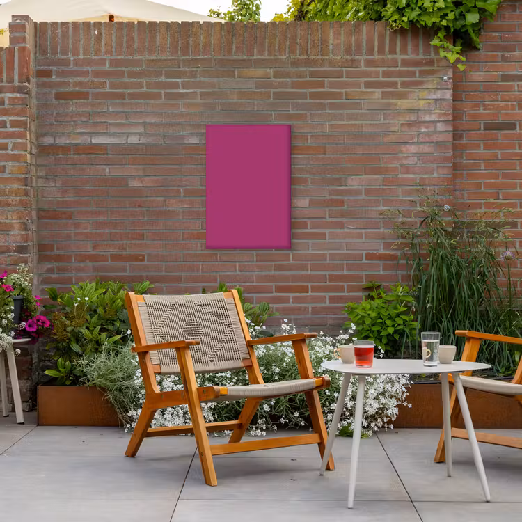Deep - Magenta - Paars Tuinposter op houten frame 2 cm dik klein 841 -sfeer3