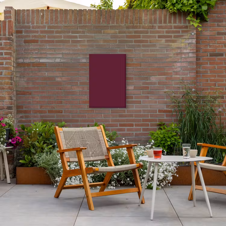 Deep - Plum - Paars Tuinposter op houten frame 2 cm dik klein 841 -sfeer3
