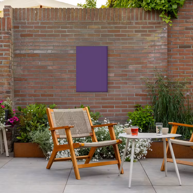 Deep - Plum - Paars Tuinposter op houten frame 2 cm dik klein 841 -sfeer3