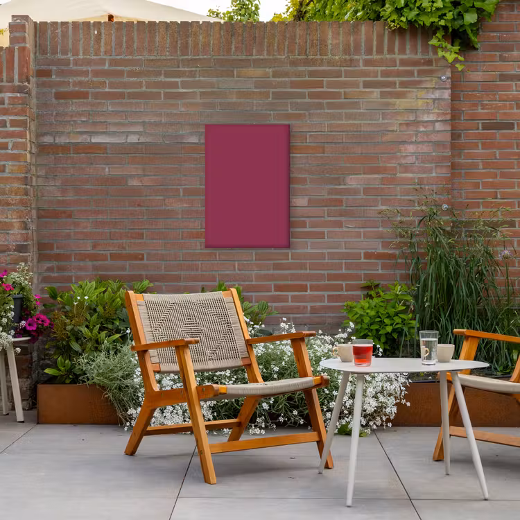 Deep - Rasberry - Rood Tuinposter op houten frame 2 cm dik klein 841 -sfeer3