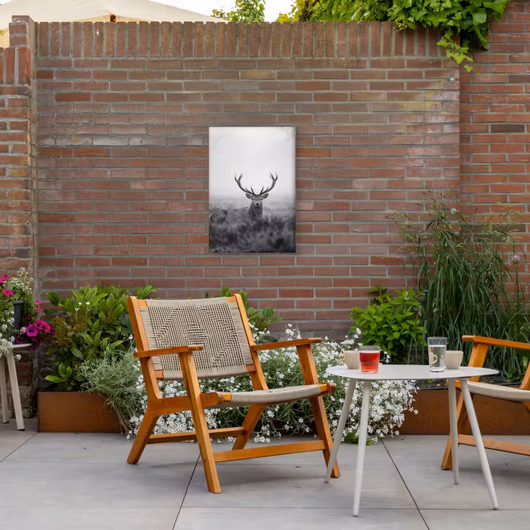 Hert - Mistig - Zwart - Wit Tuinposter op houten frame 2 cm dik klein -sfeer3