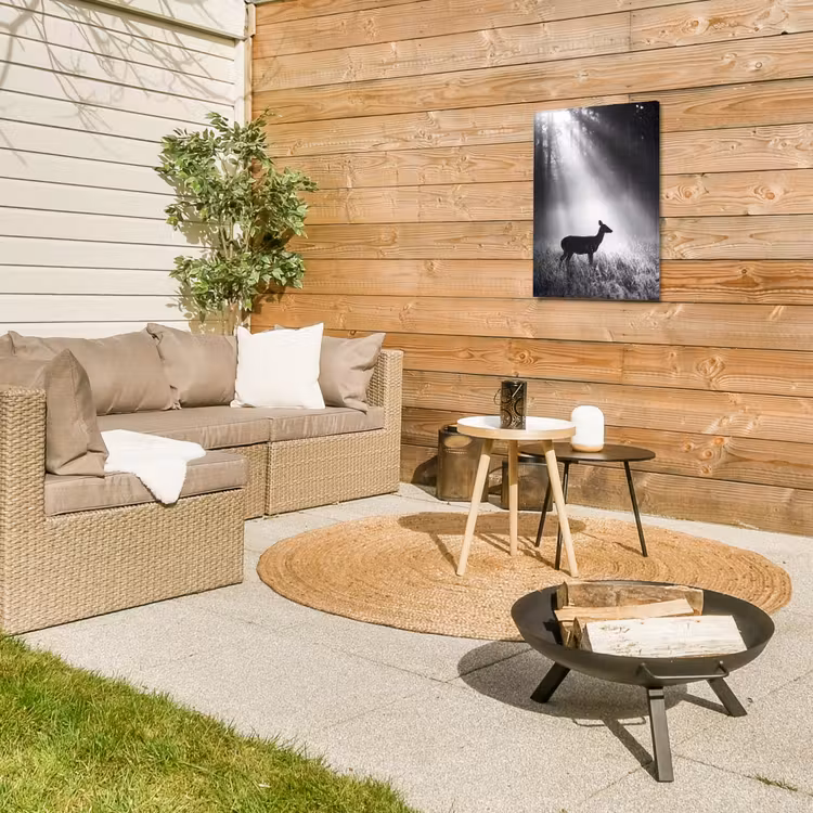 Hert - Bos - Zonnestralen - Zwart-wit - Natuur Tuinposter op houten frame 2 cm dik klein -sfeer2