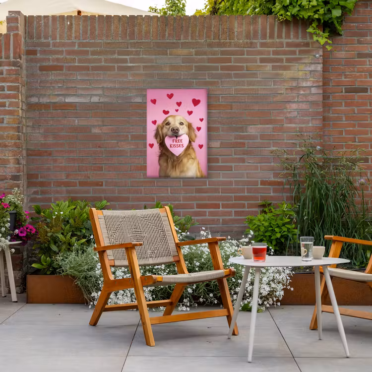 Hond - Kiss- Valentijn - Hartjes Tuinposter op houten frame 2 cm dik klein -sfeer3