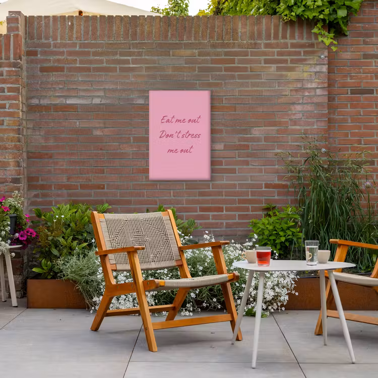 Eat me out don't stress me out - Roze - Handgeschreven Tuinposter op houten frame 2 cm dik klein -sfeer3