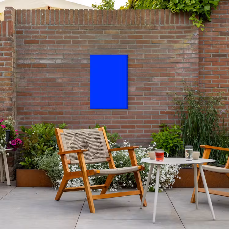 Electric - Blue - Blauw Tuinposter op houten frame 2 cm dik klein 841 -sfeer3