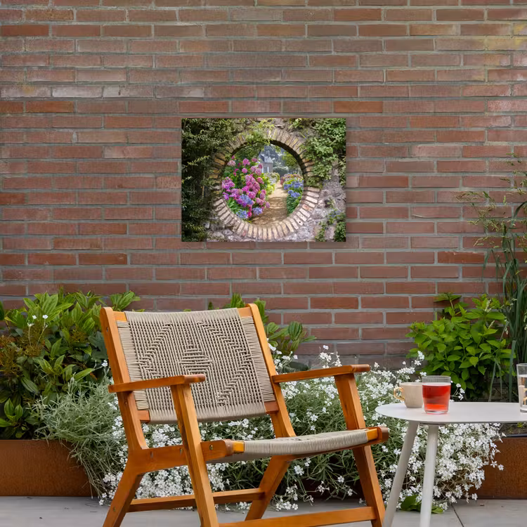 Bloemrijke tuinpoort Tuinposter op houten frame 2 cm dik klein -sfeer3