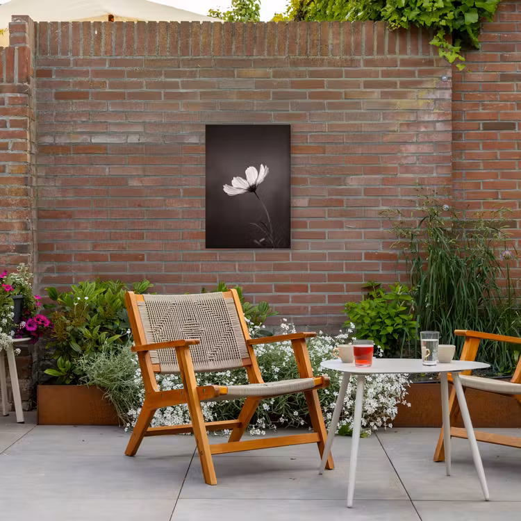 Bloem - Minimalistisch - Zwart - Wit Tuinposter op houten frame 2 cm dik klein -sfeer3
