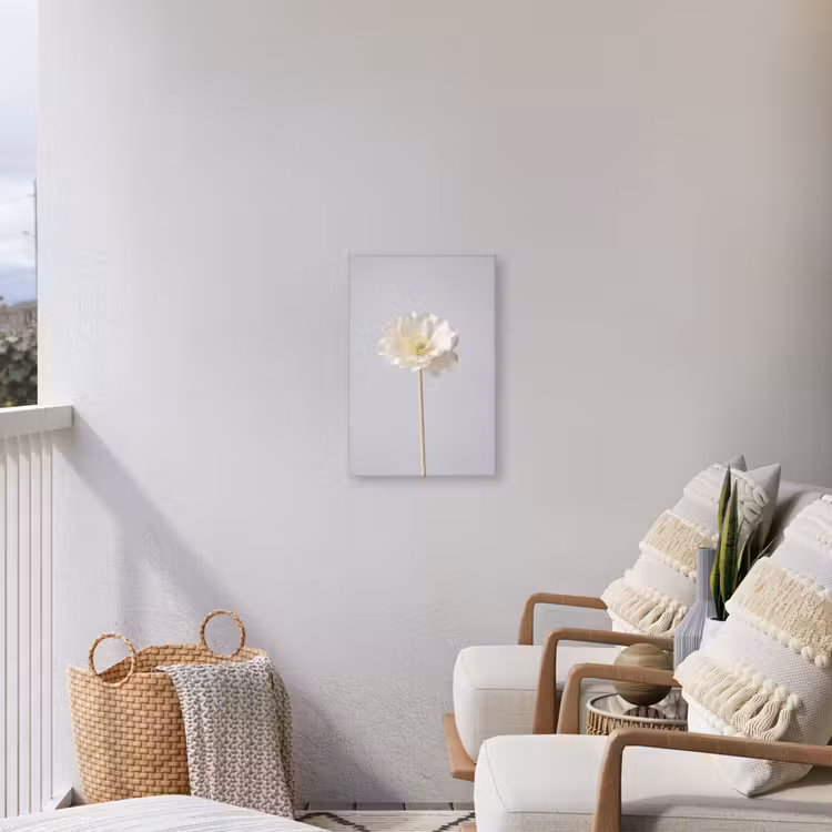 Bloem - Minimalistisch -Wit Tuinposter op houten frame 2 cm dik klein -sfeer1