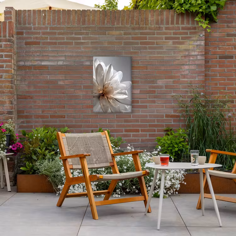 Bloem - Wit - Neutraal Tuinposter op houten frame 2 cm dik klein -sfeer3