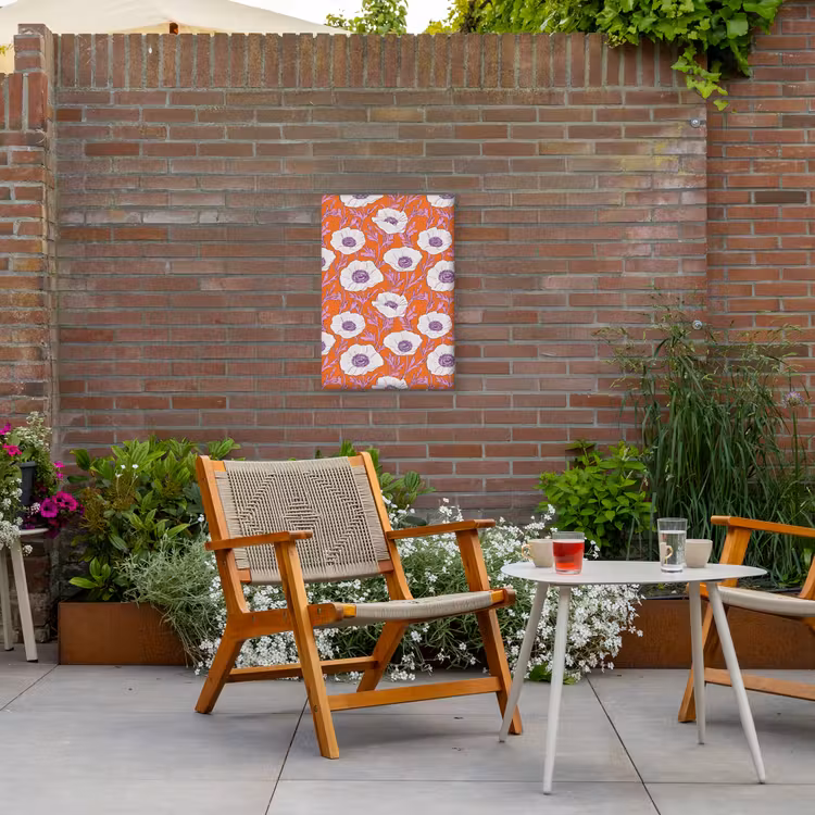 Bloemen - Grafisch - Oranje Tuinposter op houten frame 2 cm dik klein 841 -sfeer3