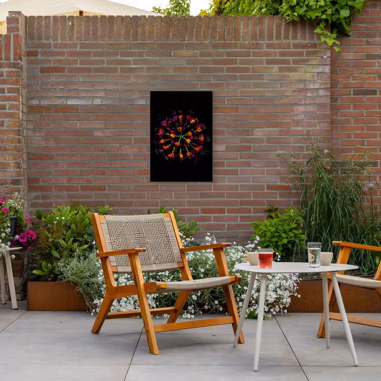 Bloemen - Oranje - Roze - Zwart Tuinposter op houten frame 2 cm dik klein -sfeer3