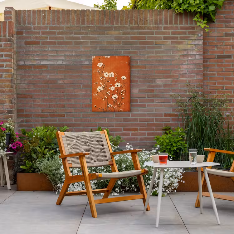 Bloemen - Wit - Subtiel - Roestkleur Tuinposter op houten frame 2 cm dik klein -sfeer3