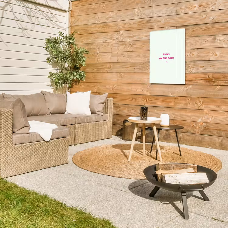 Focus - Beige - Roze - Smiley Tuinposter op houten frame 2 cm dik klein -sfeer2