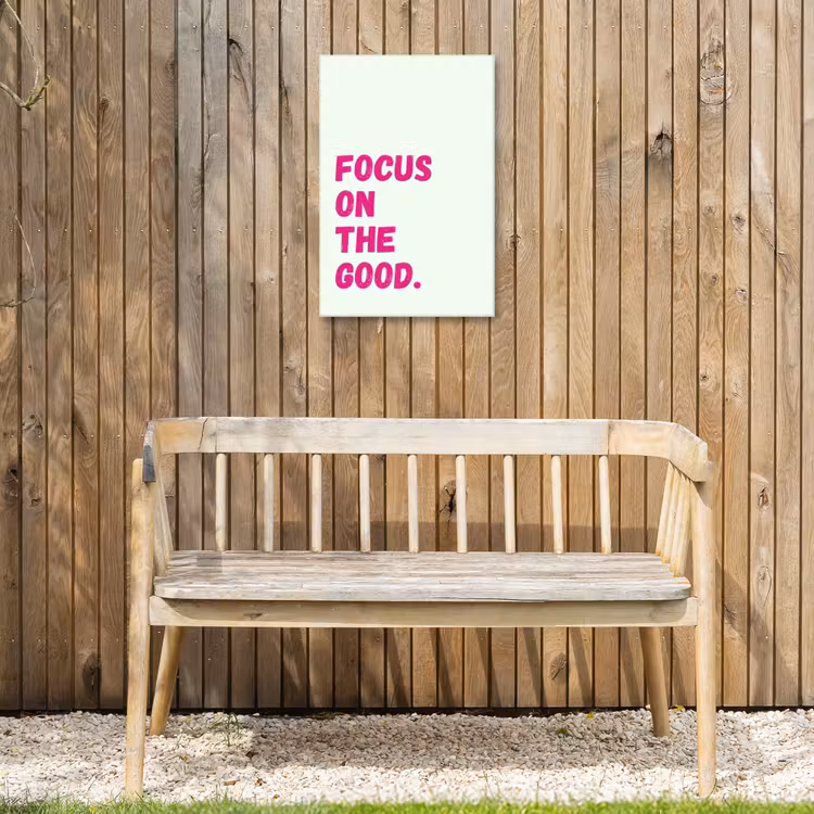 Focus on the good - Beige - Roze Tuinposter op houten frame 2 cm dik klein -sfeer4
