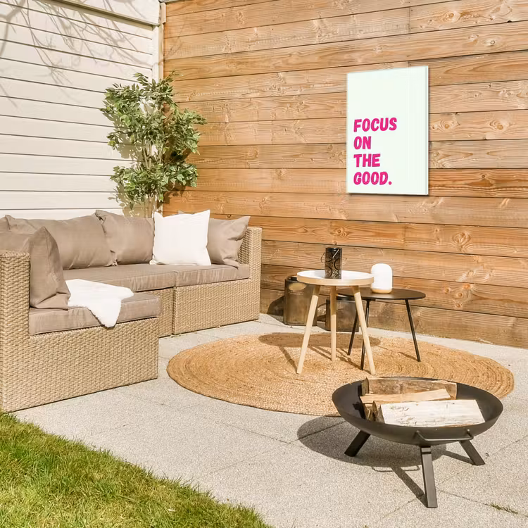 Focus on the good - Beige - Roze Tuinposter op houten frame 2 cm dik klein -sfeer2