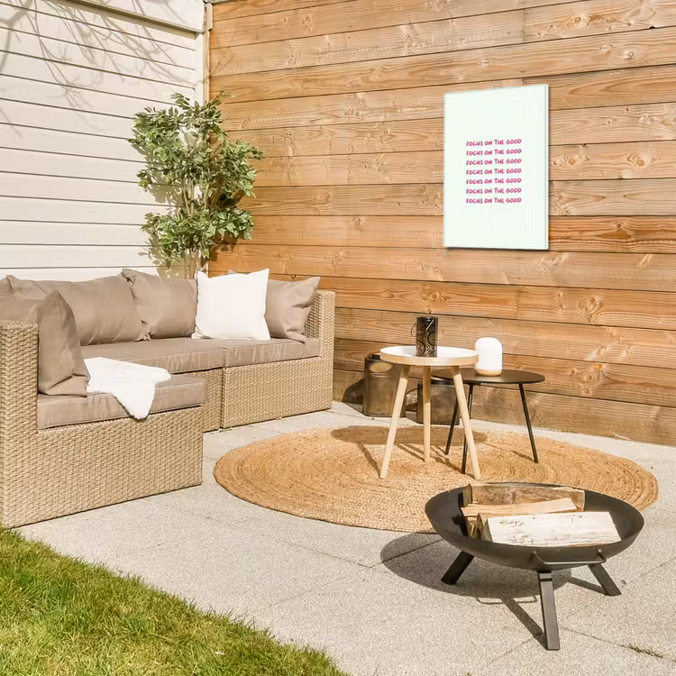 Focus on the good - Roze Tuinposter op houten frame 2 cm dik klein -sfeer2