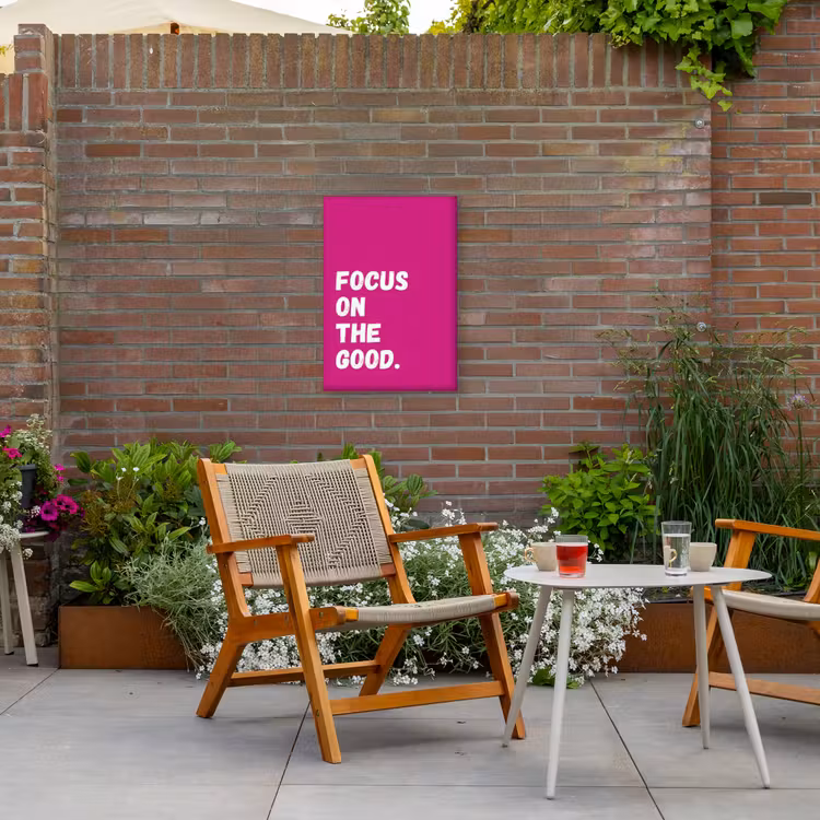 Focus on the good - Roze - Simple Tuinposter op houten frame 2 cm dik klein -sfeer3