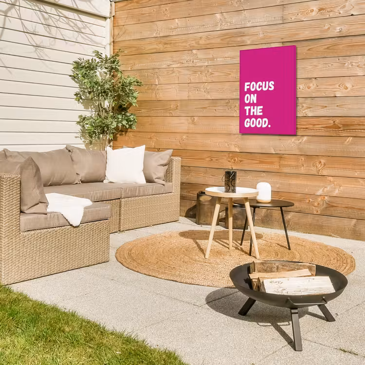 Focus on the good - Roze - Simple Tuinposter op houten frame 2 cm dik klein -sfeer2