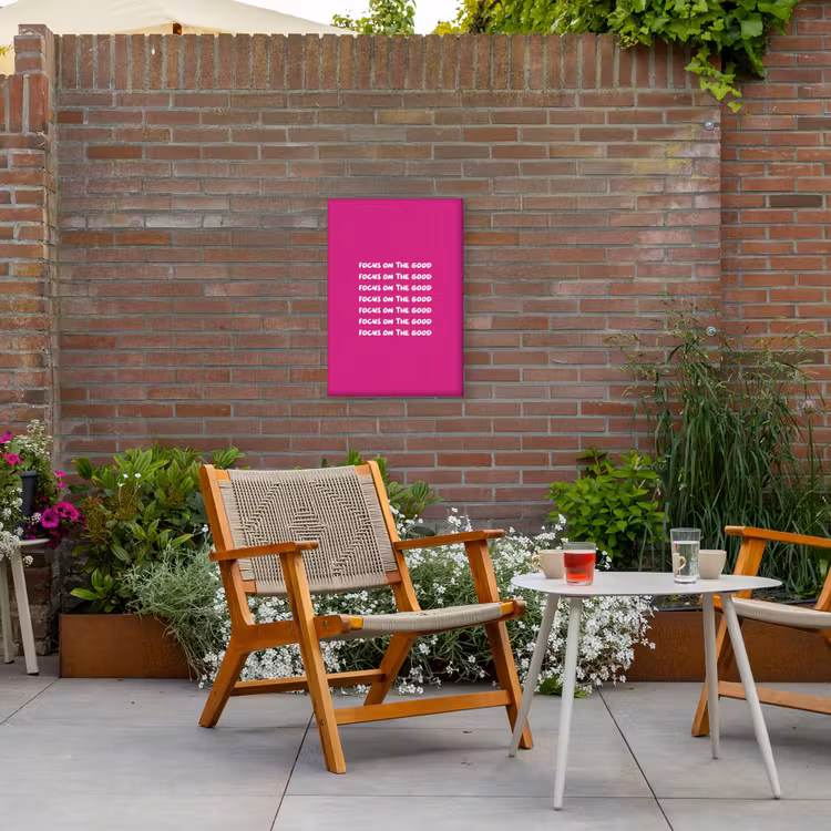 Focus on the good - Roze - wit Tuinposter op houten frame 2 cm dik klein -sfeer3