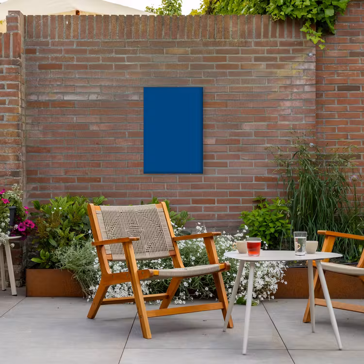 Free - Groove - Blauw Tuinposter op houten frame 2 cm dik klein 841 -sfeer3