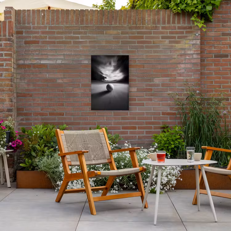 Golfbal - Wazig - Zwart Tuinposter op houten frame 2 cm dik klein -sfeer3