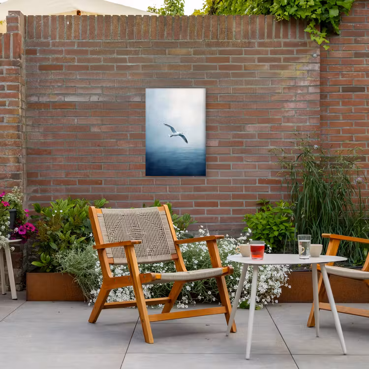 Meeuw - Wit - Zee - Mistig Tuinposter op houten frame 2 cm dik klein -sfeer3