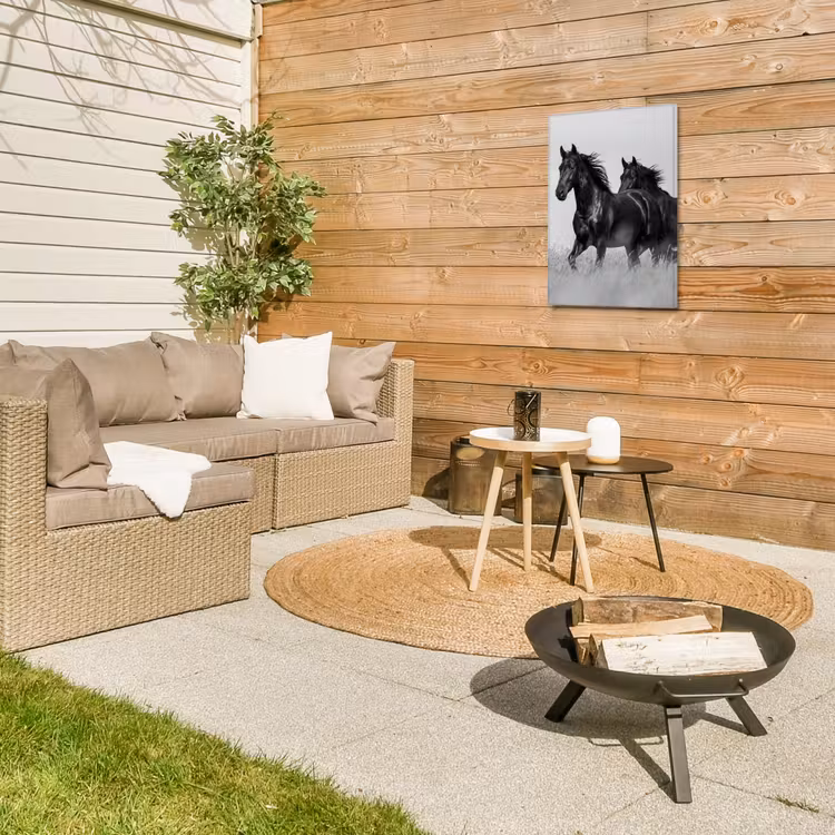 Paarden - Gras - Zwart - Wit Tuinposter op houten frame 2 cm dik klein -sfeer2