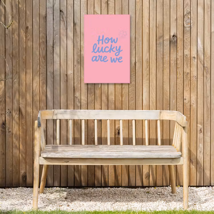 How lucky are we - Klavervier - Roze - Blauw Tuinposter op houten frame 2 cm dik klein -sfeer4