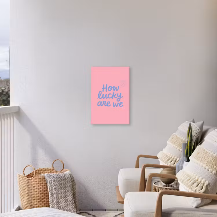 How lucky are we - Klavervier - Roze - Blauw Tuinposter op houten frame 2 cm dik klein -sfeer1