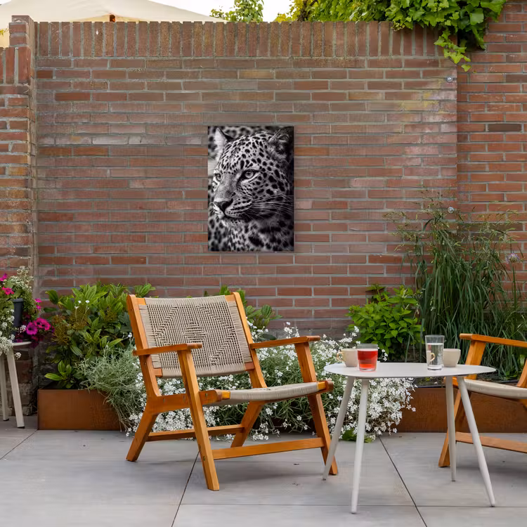 Luipaard - Zwart - Wit - Oog Tuinposter op houten frame 2 cm dik klein -sfeer3