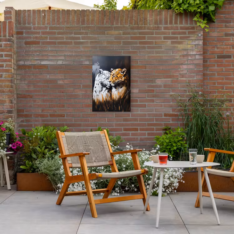Luipaard - Oranje - Wit - Gras Tuinposter op houten frame 2 cm dik klein -sfeer3