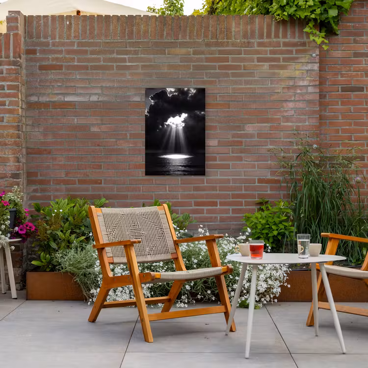 Licht - Wolken - Zee - Zwart-wit - Natuur Tuinposter op houten frame 2 cm dik klein -sfeer3