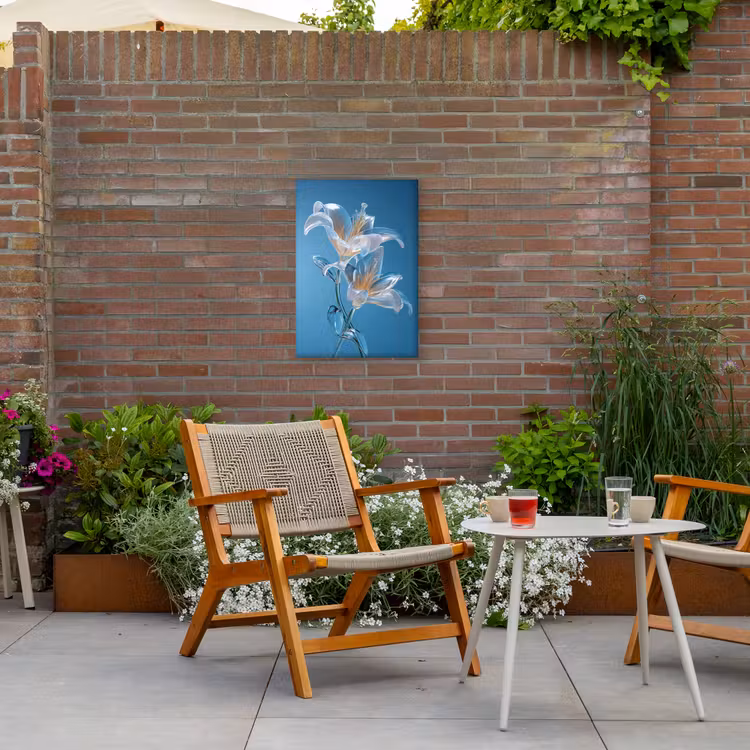 Lelies - Blauw - Glazen Tuinposter op houten frame 2 cm dik klein -sfeer3