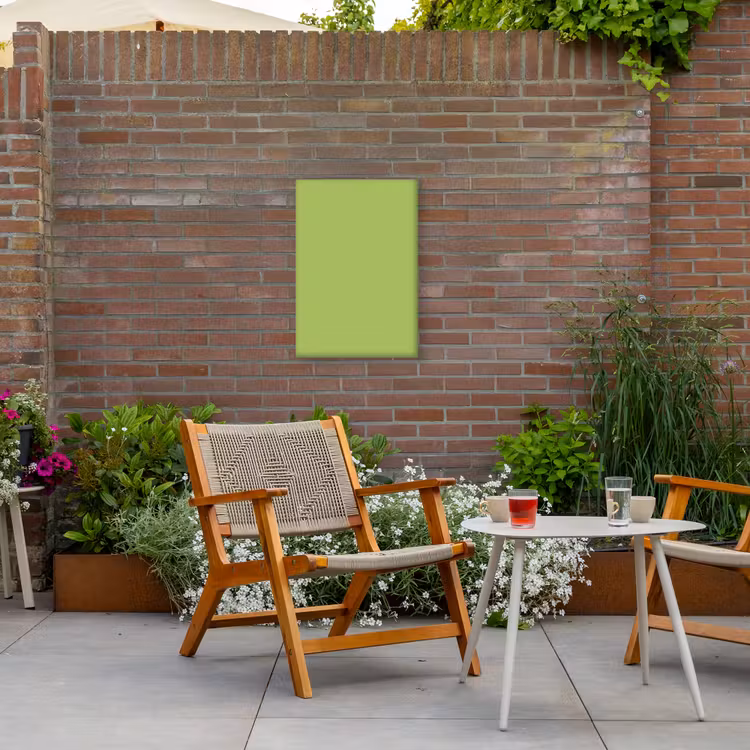 Lime - Glow - Groen Tuinposter op houten frame 2 cm dik klein 841 -sfeer3