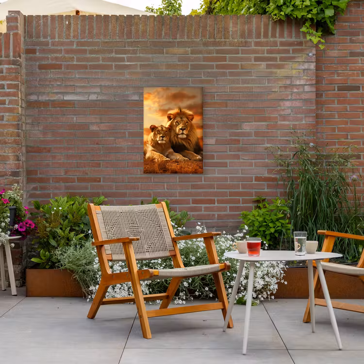 Leeuwenpaar bij zonsondergang Tuinposter op houten frame 2 cm dik klein -sfeer3