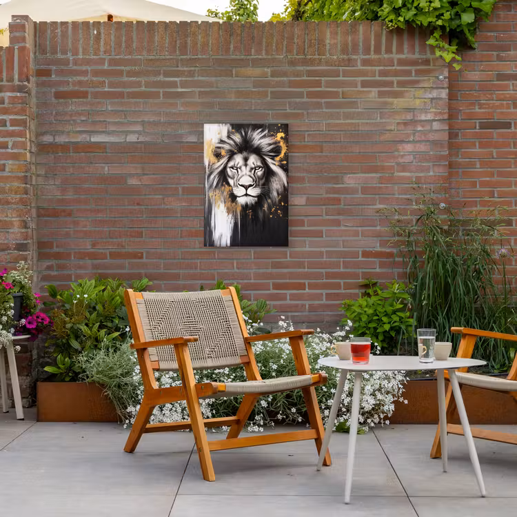 Leeuw - Portret - Verfspatten - Grijs Tuinposter op houten frame 2 cm dik klein -sfeer3