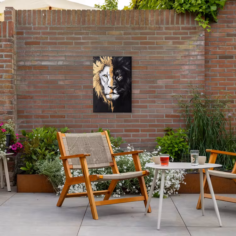 Leeuw - Gesplitst - Zwart - Lijn Tuinposter op houten frame 2 cm dik klein -sfeer3