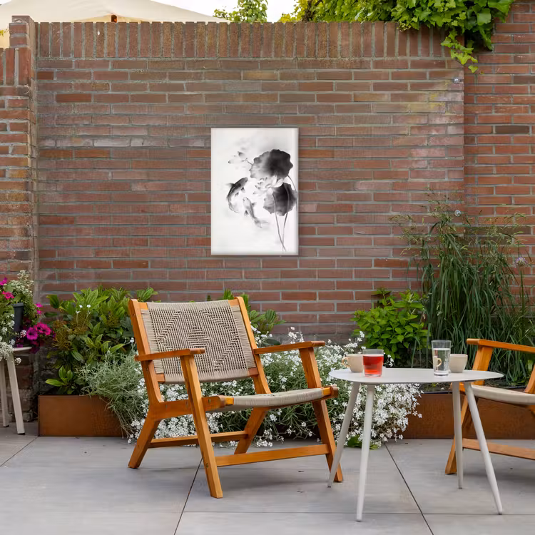 Lotusbloemen - Vissen - Bladeren - Zwart Tuinposter op houten frame 2 cm dik klein -sfeer3