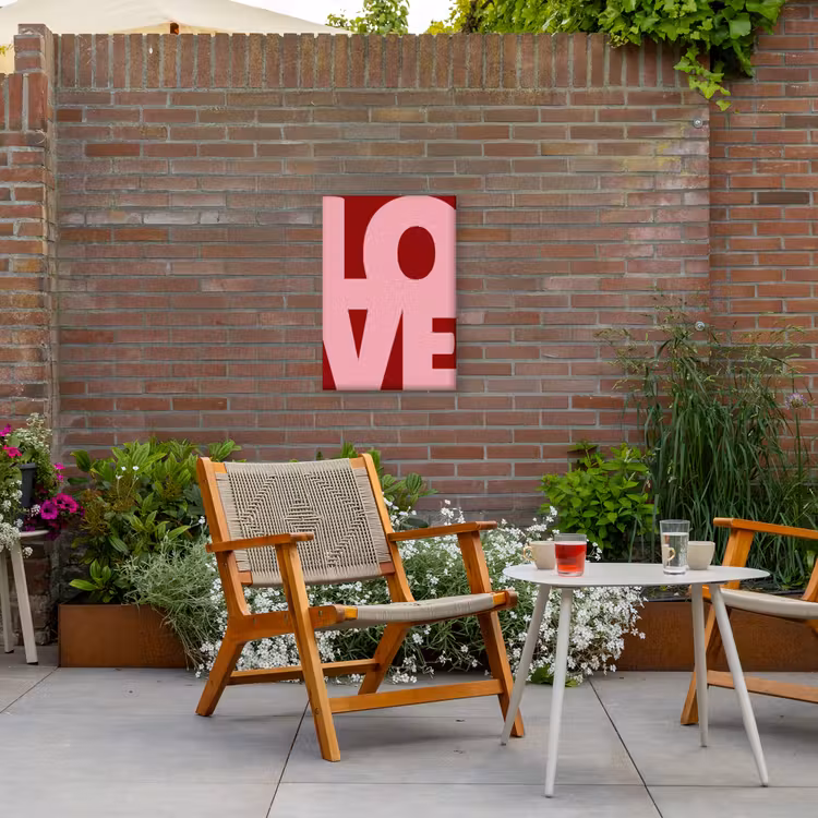 Love - Rood - Blokletters Tuinposter op houten frame 2 cm dik klein -sfeer3