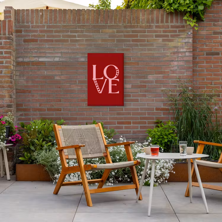 Love - Rood - Hatjes Tuinposter op houten frame 2 cm dik klein -sfeer3