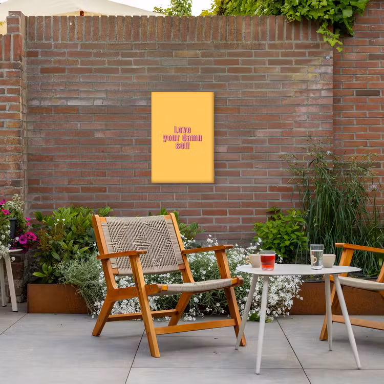 Love yourself - Roze - Geel Tuinposter op houten frame 2 cm dik klein -sfeer3
