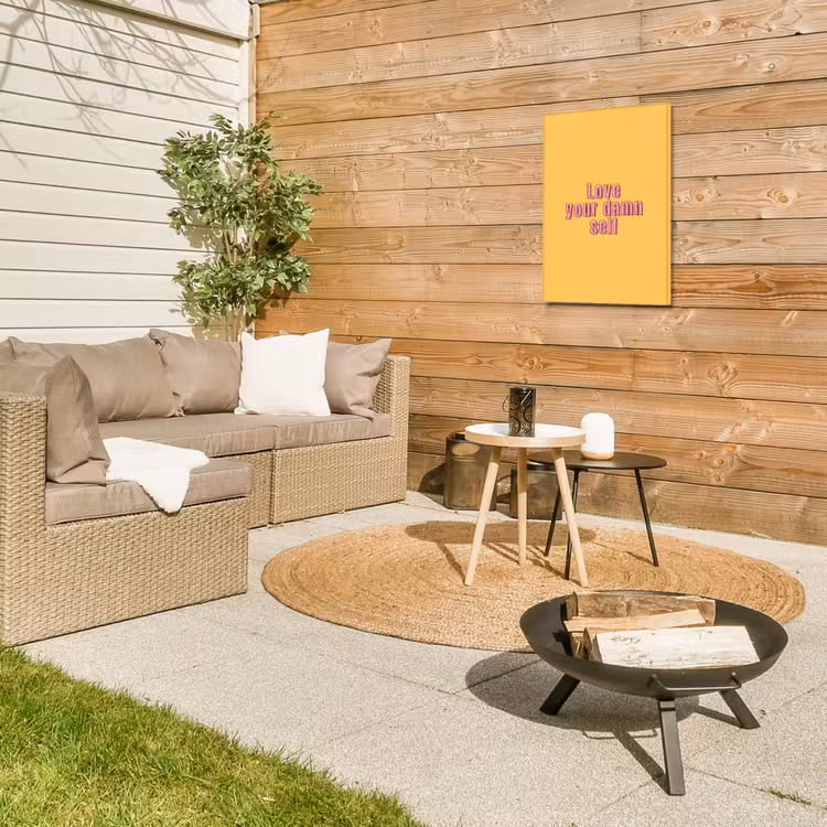 Love yourself - Roze - Geel Tuinposter op houten frame 2 cm dik klein -sfeer2