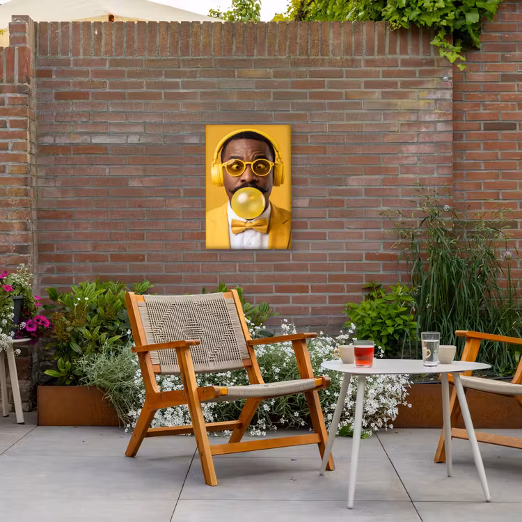 Man - Bubblegum - Portret - Geel - Modern Tuinposter op houten frame 2 cm dik klein -sfeer3