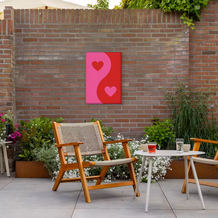 Minimalistisch - Rood - Roze - Hartjes Tuinposter op houten frame 2 cm dik klein -sfeer3