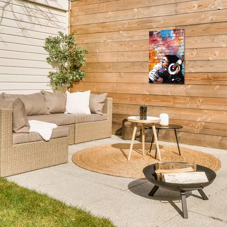 Aap met Koptelefoon Tuinposter op houten frame 2 cm dik klein -sfeer2
