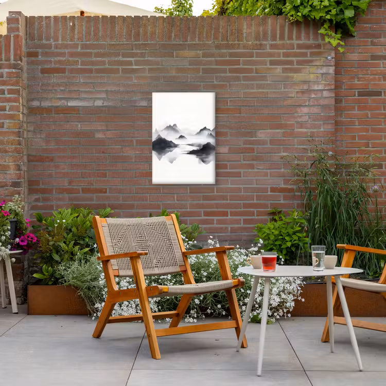 Bergen - Mistig - Water - Wit Tuinposter op houten frame 2 cm dik klein -sfeer3