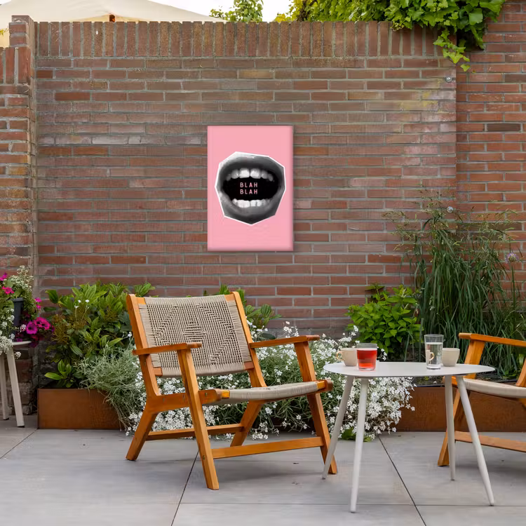 Mond - BLAH BLAH - Roze Tuinposter op houten frame 2 cm dik klein -sfeer3