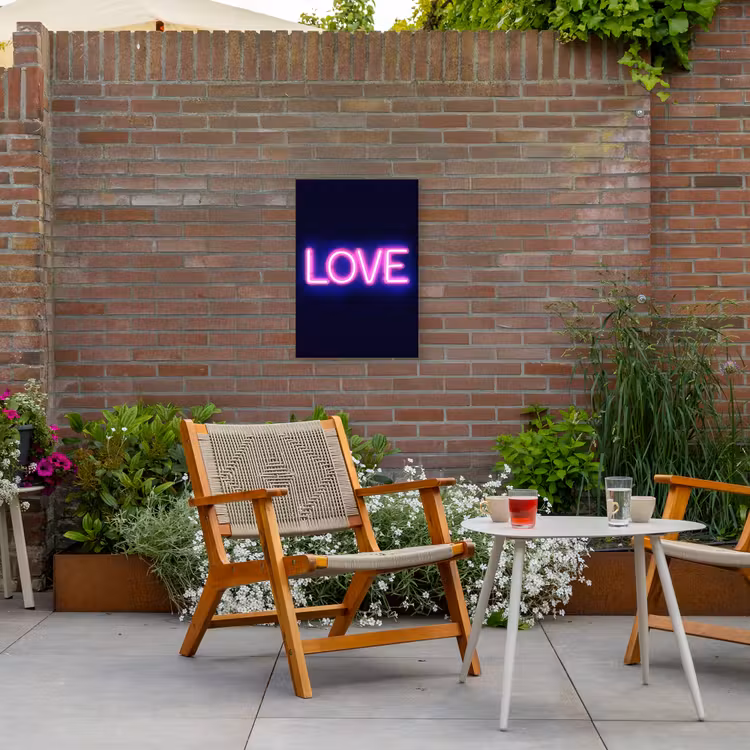 Neon - Love - Valentijn Tuinposter op houten frame 2 cm dik klein -sfeer3